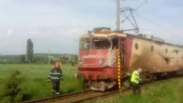 Grav incident pe calea feroviară: Un tren în care se aflau aproximativ 60 de călători a deraiat după ce a lovit un camion (FOTO)