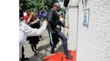 Protest inedit la Secția specială, chiar în ziua audierii șefului DNA Constanța. Intrarea în instituție se face cu dificultate, după ce protestatarii au vărsat vopsea roșie pe jos (FOTO)