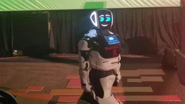 ESCU, robotul cu umor sec, a furat show-ul la iCEE.fest: ''Am să-ți dau o veste proastă - Femeile mă plac mai mult pe mine decât pe tine...'' (VIDEO)