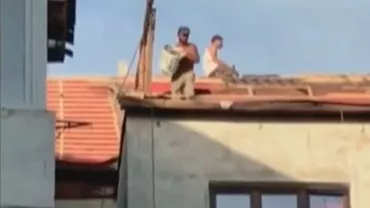 Dorel s-a întrecut pe sine la Zalău: Cum se debarasează un muncitor de molozul de pe bloc (VIDEO)