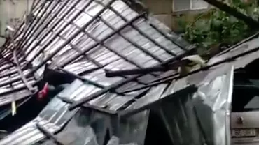 Patru mașini au fost distruse în Gorj! Din cauza viiturii, acoperișul unui bloc a fost luat pe sus