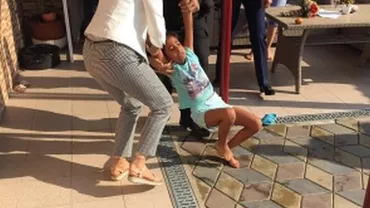 Imagini ȘOCANTE! Minoră ridicată cu FORȚA de poliție de la familia care a crescut-o, pentru a fi dată în adopție unui cuplu din SUA: 'Ne-a spus că sunt mari presiuni de la Ambasadă și din partea ministrului Muncii de atunci, Olguța Vasilescu' (VIDEO)