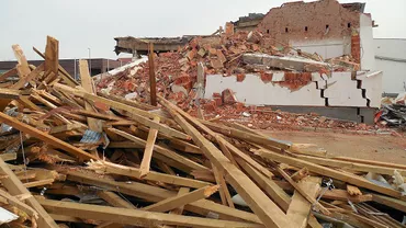 O clădire de şapte etaje s-a prăbuşit cu tot cu muncitorii care lucrau la ea. Bilanţul morţilor şi al dispăruţilor