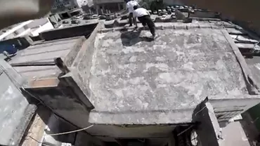 Un practicant de parkour a căzut printr-un acoperiş după o săritură (VIDEO)