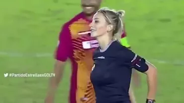 FAZA MOMENTULUI. Arbitrul Fernanda Colombo și-a dus mâna la spate, de unde toată lumea se aștepta să scoată un cartonaș... Ce a scos de fapt a ȘOCAT pe toată lumea (VIDEO)