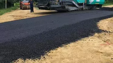 Imagini HALUCINANTE! Cum se asfaltează într-o comună din Dolj. Primar: 'Este o lucrare de o calitate foarte bună' (FOTO)