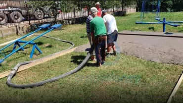 Imagini HALUCINANTE de la ASFALTAREA curții unei grădinițe: Se toarnă cimentul direct pe iarbă. Primar: Iarba era tăiată (FOTO)