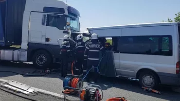 PRĂPĂD în Satu Mare! Accident cu 5 VICTIME, după ce un TIR a lovit în plin un microbuz cu pasageri (FOTO)