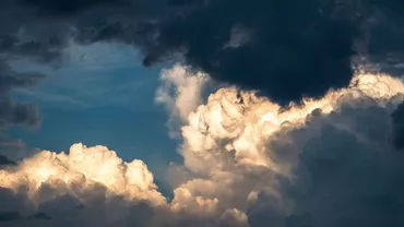 ALERTĂ METEO: VREMEA LA EXTREME! Weekend cu FURTUNI și CANICULĂ. Zonele vizate