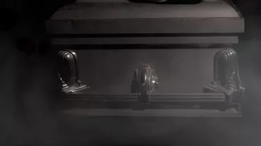 Caz macabru în Botoșani: Trupul neînsuflețit al unui tânăr, ridicat de polițiști chiar în timpul priveghiului