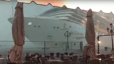 Momentul în care încă un vas de croazieră era să se lovească de portul din Veneţia (VIDEO)