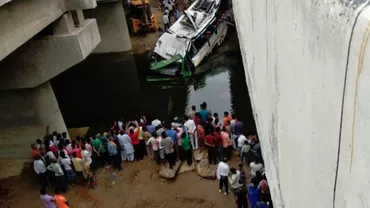 Accident CUMPLIT: Un autocar s-a prăbușit de pe un viaduct: Cel puțin 29 de oameni AU MURIT (VIDEO)
