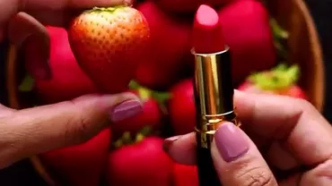 Cum folosesc reclamele ruj, spray de păr şi cremă de pantofi pentru a face produsele mai atractive la televizor (VIDEO)