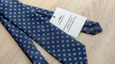 Cadouri de protocol, scoase la vânzare pe internet: Cravată și eșarfă VIP Președinția României UE 2019 pentru 2.500 de lei (FOTO)