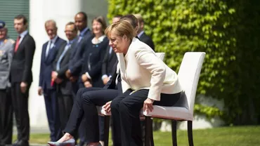 Probleme tot mai evidente de sănătate pentru Angela Merkel: Cancelarul german a încălcat protocolul şi a cerut să stea jos în timpul ceremoniei de primire a prim-ministrului danez (VIDEO)