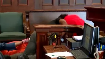 Bătaie în toată regulă într-o instanță de judecată. Un criminal a fost atacat de rudele victimei (VIDEO)