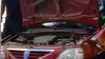 Viral pe Facebook: Incredibil ce au scos oamenii legii de sub capota unei Dacii Logan (VIDEO)