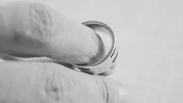 MEGAȚEAPĂ: Fostul rege al Malaysiei a divorțat de femeia care l-a făcut să RENUNȚE LA TRON. Motivul este incredibil...