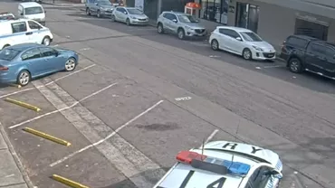 Un traficant a fost prins după ce duba plină cu droguri pe care o conducea a izbit o maşină de poliţie (VIDEO)