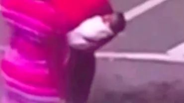 TRAGEDIE într-o parcare din oraș! O fetiță de trei luni a murit după ce mama sa a scăpat-o din brațe în timpul unei bătăi (VIDEO)