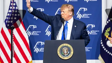Donald Trump a susţinut un discurs alături de un motto și un blazon prezidențial trucat. Cum arăta emblema Statelor Unite și ce mesaj era afișat pe ecranul din spatele lui (VIDEO)