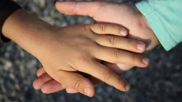 Semnal de alarmă! Mamele MINORE și COPIII LOR: 18.000 de ADOLESCENTE din România au devenit MAME anul trecut!  3.657 sunt la a doua naștere și 673 la a treia