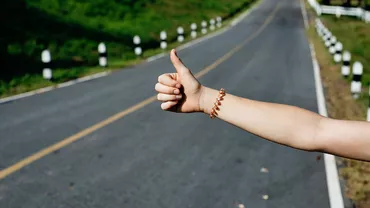 EXCLUSIV // Elevii acuză Guvernul că zeci de mii de copii sunt forțați să facă autostopul: Ce a spus Dăncilă despre această situație și cum a tergiversat problema vicepremierul Suciu