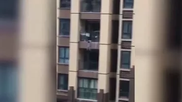 Momentul în care un copil de trei ani a căzut de la etajul şase și a fost salvat cu ajutorul unei saltele de pat (VIDEO)