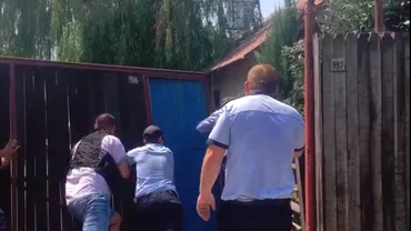Scene HALUCINANTE la Caracal: Momentul în care polițiștii SPARG o poartă după un pont primit de la o 'VRĂJITOARE', cum că Alexandra ar trăi. De această dată NU au mai avut nevoie de mandat... (VIDEO)
