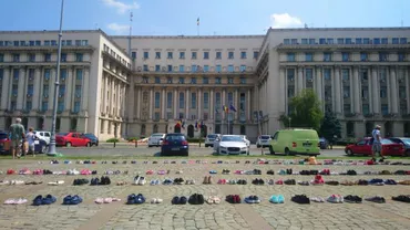 PROTEST în Capitală: 400 de perechi de încălțăminte, depuse în fața MAI, ca simbol al copiilor dispăruți în România, în 2018 (FOTO, VIDEO)