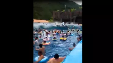 Zeci de răniţi în urma unui 'tsunami' dintr-un parc acvatic (VIDEO)