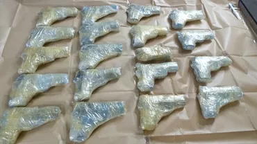 Un bărbat a fost prins cu 60 de arme în portbagajul maşinii. Pentru cine erau ele destinate