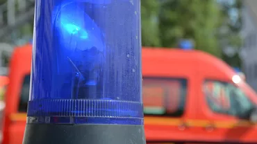 PLAN ROȘU DE INTERVENȚIE ÎN TULCEA! Un microbuz cu persoane s-a răsturnat în afara carosabilului