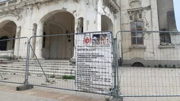 De ce turiștii care trec prin fața ruinelor Cazinoului din Constanța află în această vară că reabilitarea s-a încheiat brusc în decembrie 2018. Răspunsul Primăriei: Lucrările au fost sistate din cauza condițiilor meteo! (FOTO)
