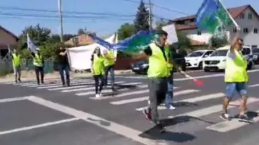 Un grup de protestatari din Moldova a blocat pentru câteva minute circulația pe DN2 în drumul spre protestul din Piaţa Victoriei (VIDEO)