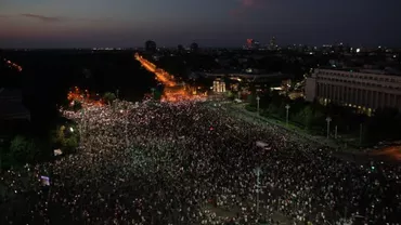 Protest în Piaţa Victoriei, la un an de la violenţele din 10 din august / Circa 20.000 de oameni au manifestat paşnic în faţa Guvernului. S-a scandat împotriva PSD şi a Jandarmeriei (FOTO, VIDEO)