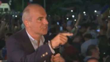 Rareş Bogdan, la protestul din Piaţa Victoriei: PSD guvernează, Guvernul e a lor şi sfidează, îşi bat joc de România şi calcă în picioare dorinţele oamenilor (VIDEO)