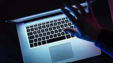 Un prădător sexual a șantajat zeci de femei pe internet, promițându-le o carieră în televiziune. Ce voia bărbatul să obțină
