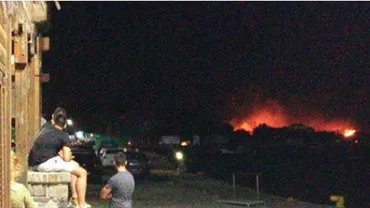EXCLUSIV ONLINE // Incendiu în apropierea portului de pe insula grecească Samothraki: Sute de români sunt blocați de mai bine de două zile în zonă (FOTO, VIDEO)