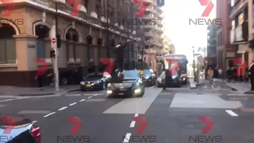 ATAC TERORIST în Australia: Un bărbat a înjunghiat o femeie în plină stradă și a urmărit numeroase alte persoane. Imagini incredibile (VIDEO)