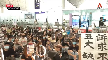 Zborurile din Hong Kong, date peste cap pentru a doua zi consecutivă. Protestatarii au luat cu asalt aeroportul, cântând și afișând mesaje împotriva șefei guvernului și a Beijingului (VIDEO)