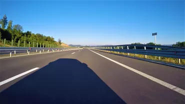 Curiosul caz al Austostrăzii Lugoj-Deva. Cum s-ar putea pune în circulație cei 22 de kilometri perfect funcționali, dar blocați de neînțelegerea dintre CNAIR și Comsa (VIDEO)