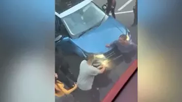 O femeie a fost zdrobită între două maşini de un şofer drogat (VIDEO)