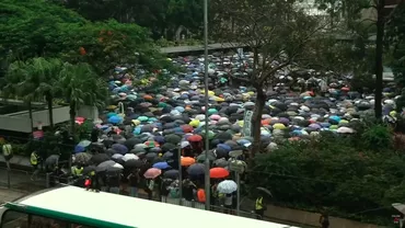 Mii de oameni pe străzile din Hong Kong, pentru a 11-a săptămână la rând: `Guvernul ne-a ignorat luni bune. Trebuie să demonstrăm în continuare` (VIDEO)
