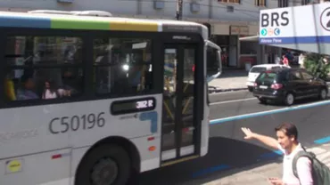 ATAC ARMAT într-un AUTOBUZ din Rio de Janeiro! ZECI DE OAMENI, ținuți OSTATICI