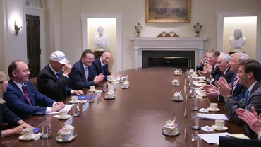 Iohannis, întâlnire cu Donald Trump: Președintele SUA i-a dăruit o șapcă, cu mesajul ”Make Romania Great Again” (FOTO)