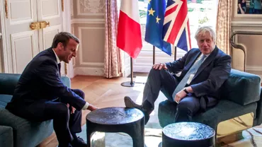 Momentul în care Boris Johnson şi-a pus picioarele pe o masă aflată în faţa lui Emmanuel Macron (VIDEO)