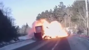 Momentul în care o maşină s-a lovit frontal de un TIR şi a explodat (VIDEO)
