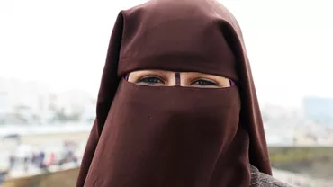 O femeie vrea să divorţeze de soţul ei 'excesiv de romantic'. 'M-a ajutat chiar să curăţ casa'