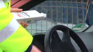 Un polițist s-a trezit fără una dintre ușile autoutilitarei chiar în trafic. Apoi a fost încătușat de colegii de la Rutieră (VIDEO)